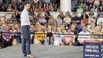 Pete Buttigieg يعالج تكهنات 2028 خلال زيارة ولاية أيوا